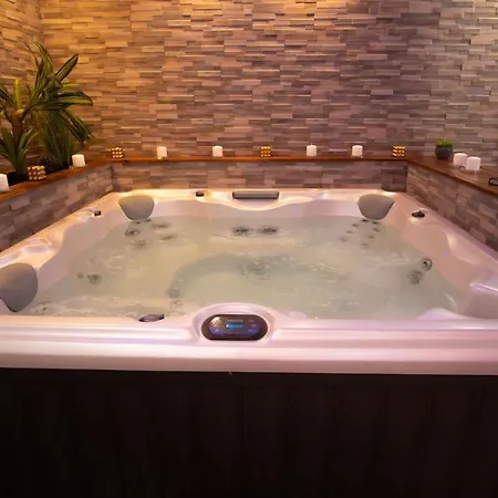 Apartment Avec Jacuzzi Privatif-golden Jacuzzi