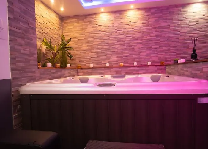 Apartamento Avec Jacuzzi Privatif-golden Jacuzzi Leguevin